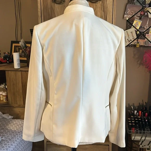 Roz & Ali Cream & Gold Blazer - 12 - Picture 3 of 6